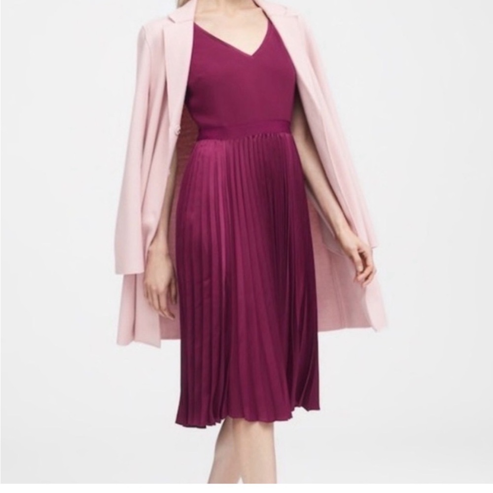 Banana republic pleated midi dress with double V-neck size 0 NWT in red wine